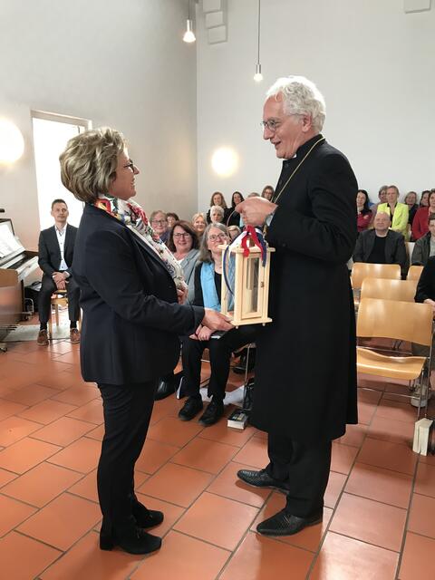 Regionalbischof Piper freut sich über die Altstadtfest-Laterne, die ihm Monika Göppel zum Dank überreicht