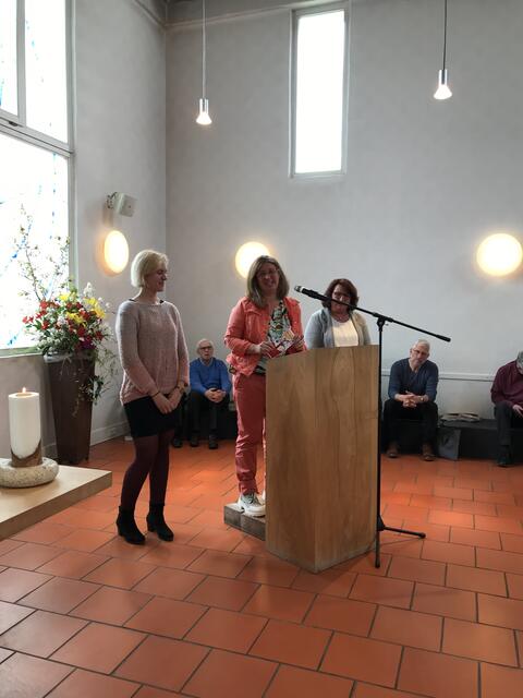 Sabrina Penn (am Ambo) und Alina Potstada (links) erläutern, was Familien "Beim Zachäus" finden