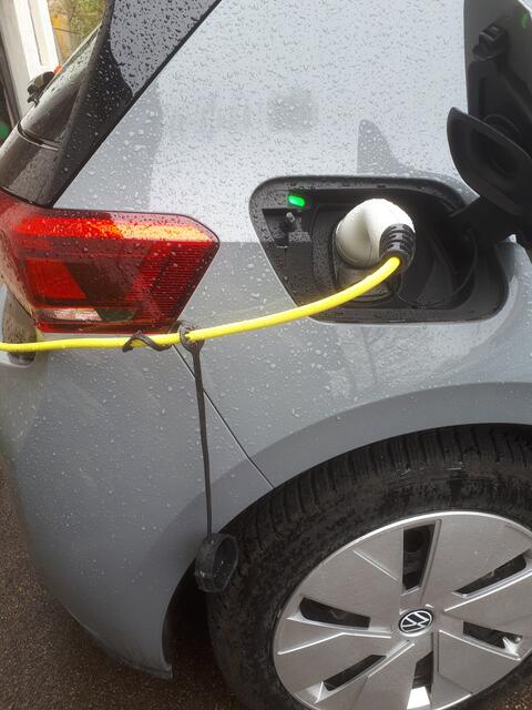 Alles schön und recht, mit den E-Autos, doch wo soll all der Strom, der getankt werden muss, herkommen, und wie wird die Batterie entsorgt? | Foto: Luis Walter
