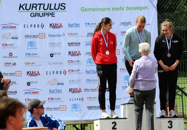 Helena Börner bei der Siegerehrung | Foto: Hubert Lödding
