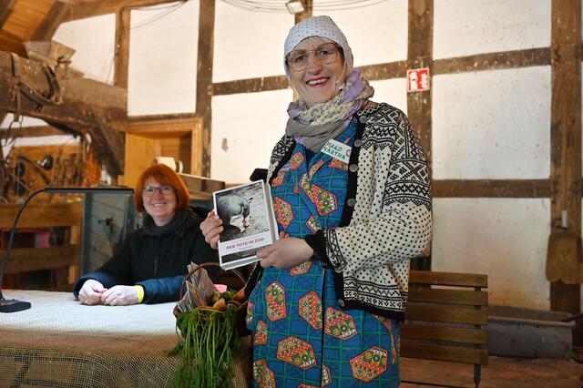 Magd Martha (r.) stellt Krimiautorin Susanne Fletemeyer vor.