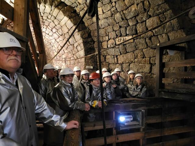 INTERESSIERT FOLGTEN DIE SILBERBERGWERKSBESUCHER DEN MEDIALEN INFORMATIONEN | Foto: SUSANNE EHRING