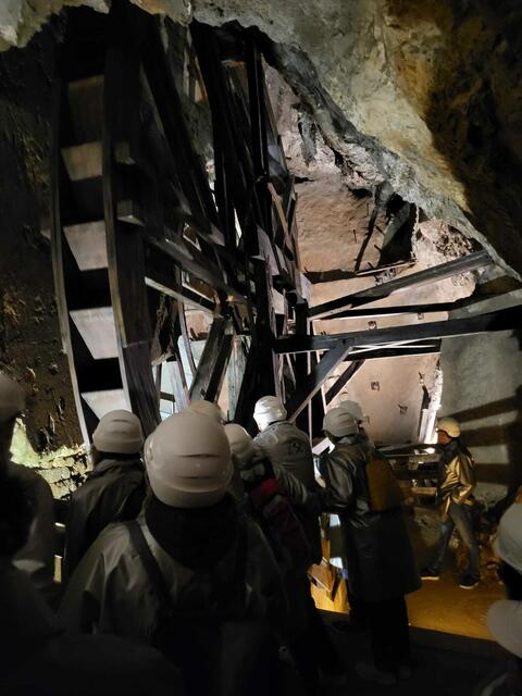 EIN IMPOSSANTES MITTELALTERLICHES RIESENRAD IN DEN TIEFEN DES SILBERBERGWERKS ZUM WASSERABSCHÖPFEN | Foto: SUSANNE EHRING