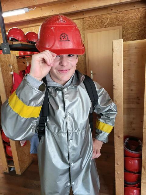 AUSGESTATTET MIT HELM UND SCHUTZKLEIDUNG | Foto: SUSANNE EHRING