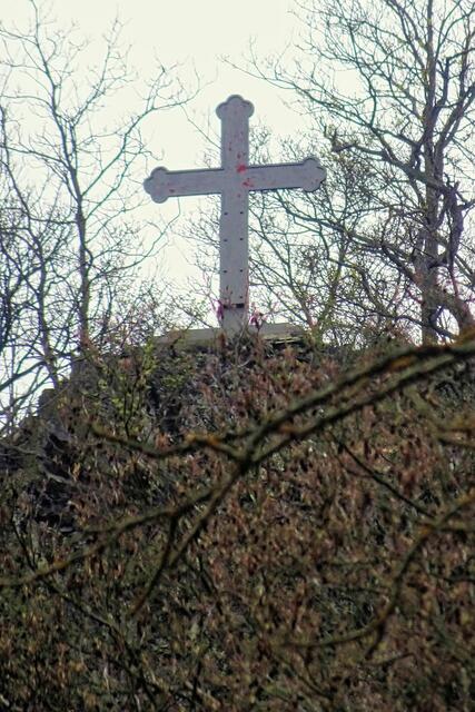 Gedenkkreuz für Herzog Alexus von Anhalt - Bernburg im Selketal von der B 185 aufgenommen