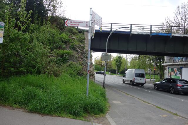 Hier trifft ein ausgewieser Radweg auf die Koloniestraße. Wegen fehlender Anzeige für Fahrradfahrer und Fußgänger können Fahrradfahrer die Koloniestraße jedoch nicht auf direktem Weg überqueren, sondern müssen einen Umweg machen