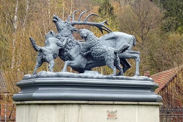 der "Besiegte Hirsch" wurde vom Modelleur Johann Heinrich Kureck im Jahre 1862 geschaffen. Der Zinkguss erfolgte in Mägdesprung