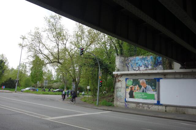 Ampel an der Kreuzung Koloniestraße / Kruppstraße: Keine Anzeige für Fußgänger oder Fahrradfahrer auf dieser Seite