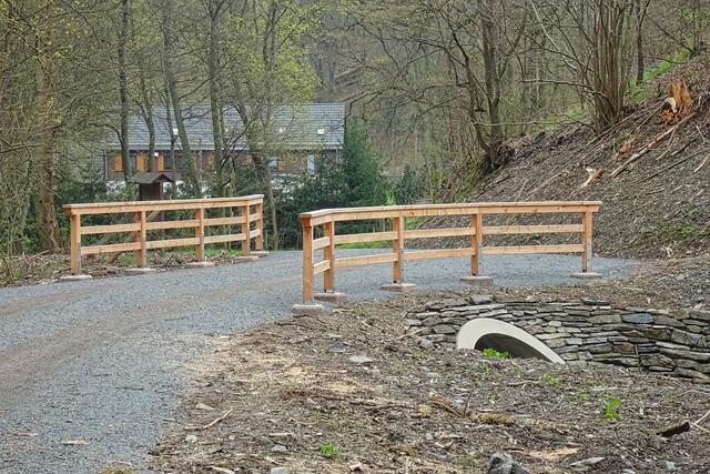 neu gestaltete Brücke des Friedensbaches