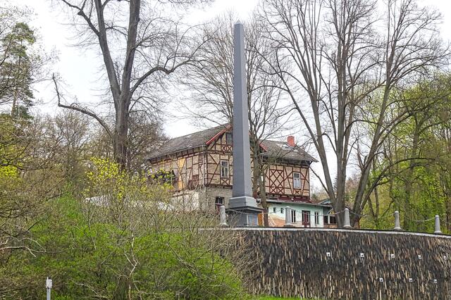 Obelisk mit dem bereits im Jahre 1808 geschaffenen Rondell. 1812 wurde der mit dem Sockel 16,5 hohe Obelisk eingeweiht. Der originale Obelisk musste im Jahre 1976 wegen Baufälligkeit abgerissen werden. 200 Jahre nach der Einweihung  konnte am 18.08.2012 ein Nachbau der Öffentlichkeit übergeben werden.
