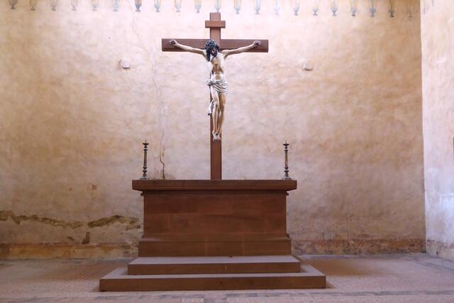 Der Hochaltar mit dem spätgotischen Kruzifix im Osten der Klosterkirche Haina.