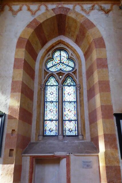 Grisaillefenster, das um 1250 geschaffen wurde.