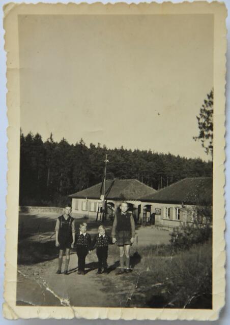 Familienfoto vor der WASAG Wache im Allendorf der Nachkriegszeit | Foto: Foto: Jürgen Heller