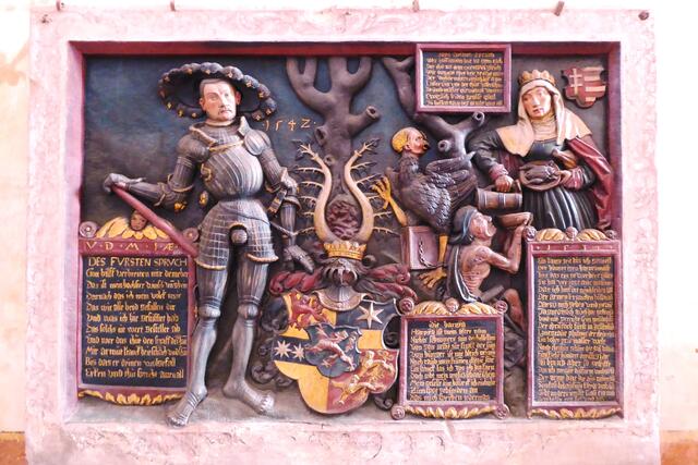 Gedenkstein zur Umwandlung von Klöstern in Hospitäler durch den hessischen Landgrafen Philipp, den Großmütigen. Erschaffen hat ihn der Frankenberger Künstler Philipp Soldan. Mit ihm wird das sozialpolitische Programm des Landgrafen verbildlicht und in die Tradition der Heiligen Elisabeth von Thüringen gestellt.