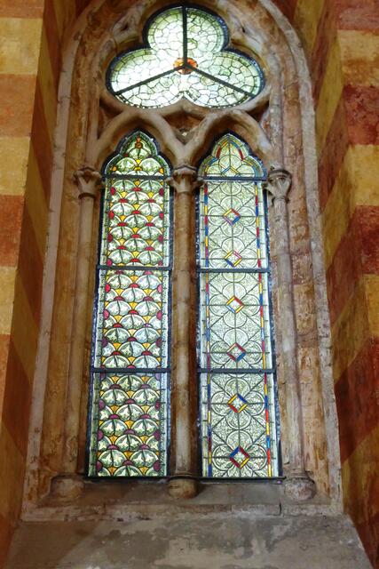 Östliches Fenster im nördlichen Langhaus. Die Grisaillen zeigen pflanzliche und geometrische Muster.