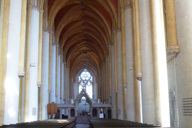 Das Mittelschiff nach Osten. Die Chorschranke trennte einst die Zisterziensermönche von den Laienbrüdern (Konversen).