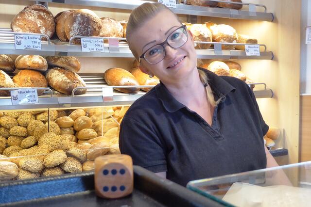 Tanja Zauner mit dem Rabattwürfel in der Filiale der Bäckerei Bienhaus in der Marburger Straße in Battenberg (Eder).