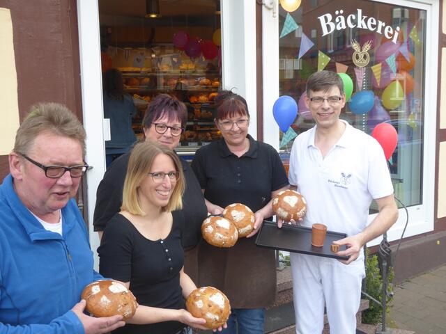 Das neue Lieblingsbrot präsentieren (von links) Bäckermeister Lothar Wack, die Kundin Johanna Lichtenfels, die Verkäuferinnen Simone Pauly und Nicole Bienhaus sowie mit dem Rabattwürfel Bäckermeister Michael Bienhaus.