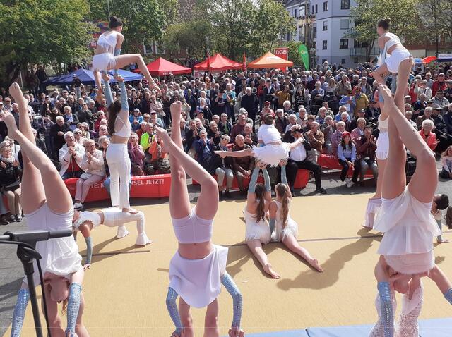 Eine tolle Show boten die jungen Akrobatinnen des MTV Ilten dem Publikum bei der Mai-Kundgebung auf dem Lehrter Rathausplatz. | Foto: DGB Lehrte