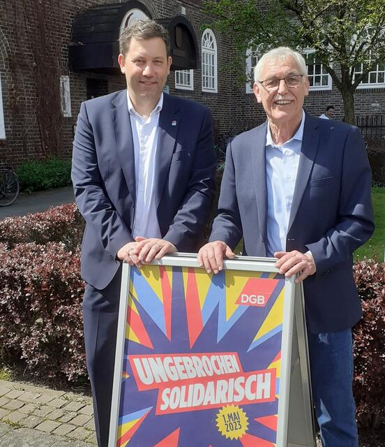 SPD Bundesvorsitzender Lars Klingbeil (links) und DGB Kreis- und Ortsverbandsvorsitzende Reinhard Nold vor dem Lehrter Rathaus mit dem aktuellen Maiplakat. | Foto: DGB Lehrte
