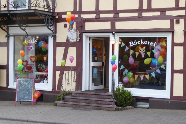 Der Laden der Bäckerei Bienhaus in der Marburger Straße, geschmückt zum Tag des Deutschen Brotes.