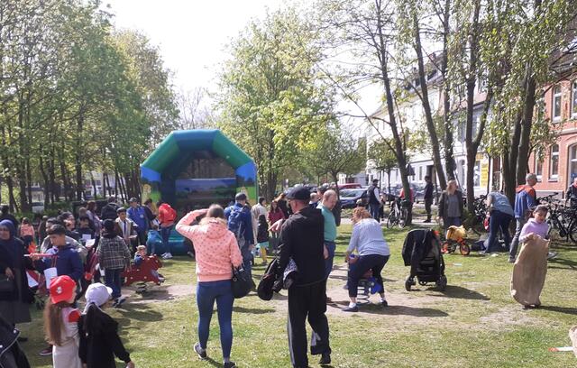 Kinder auf der Hüpfburg, beim Torwandschießen und beim Sackhüpfen auf der Spielwiese neben dem Rathausplatz. | Foto: DGB Lehrte