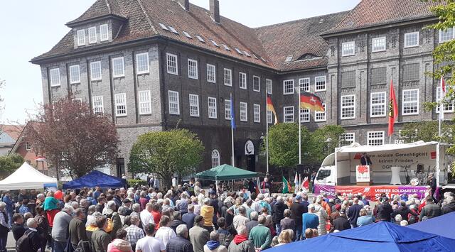 Gut gefüllter Rathausplatz (mehr als 700 Teilnehmerinnen und Teilnehmer). | Foto: DGB Lehrte