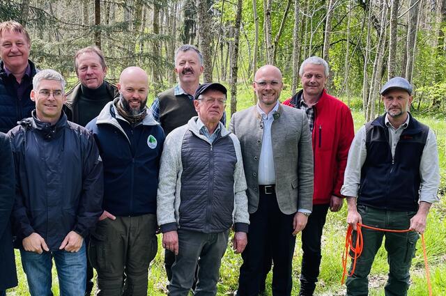 (V.re.n.li.) bei der Wadbegehung in Kicklingen: Stefan Wurst (GF WBV Nordschwaben), Johann Stuhlenmiller (GF FBG Dillingen), Dr. Fabian Mehring, Wilhelm Baumeister (V FBG Günzburg-Krumbach), Alwin Hieber (V FBG Dillingen), Kay Reiff (GF FBG Günzburg-Krumbach, Elmar Sinning (V FBG Dillingen), Philipp Hanner (GF FBG Augsburg-West), Rupert Kollmann (V WBV Nordschwaben). | Foto: Marina Jakob