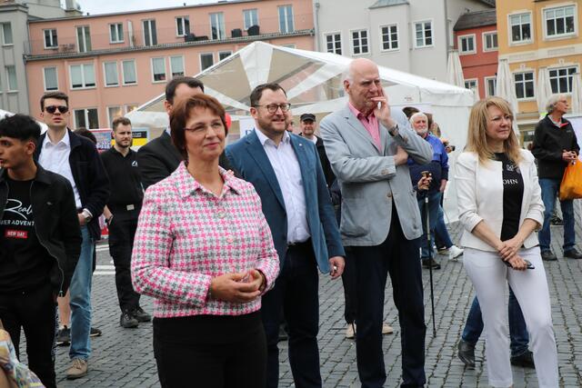Auf dem Augsburger Rathausplatz Mitte Matthias Fink neben Max Weinkamm | Foto: Marianne Stenglein