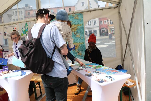 Interessierte am Augsburg International Stand | Foto: Marianne Stenglein