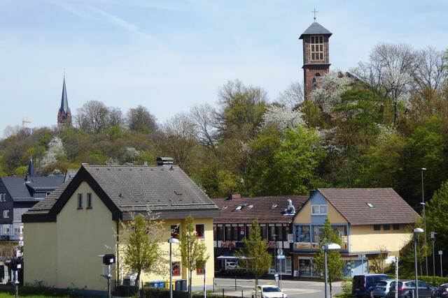 Die Liebfrauenkirche auf der Burg und rechts die katholische Pfarrkiche Mariä Himmelfahrt im Wilhelm-Brühl-Weg von Frankenberg (Eder).
