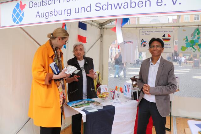 Obrbürgermeisterin Eva Weber neben Maria Gebhard/DFG und Victor Schmid/ Augsburg International  | Foto: Marianne Stenglein