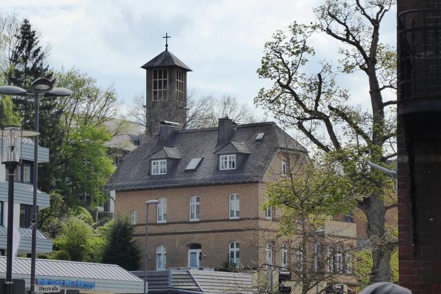 Blick aus der Bahnhofstraße auf den Turm der katholischen Pfarrkiche Mariä Himmelfahrt im Wilhelm-Brühl-Weg von Frankenberg (Eder).