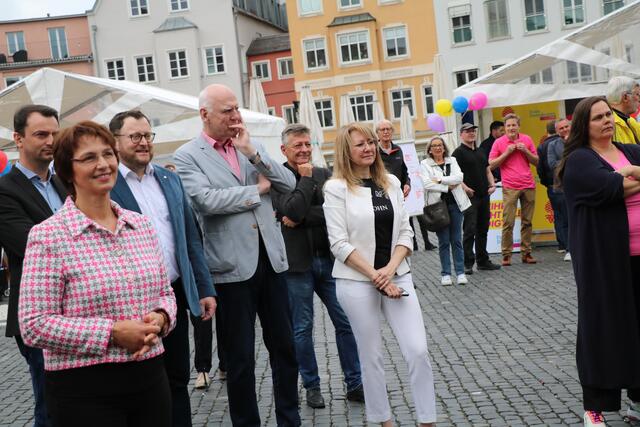 Interessierte Zuhörerinnen und Zuhörer bei der Ansprache | Foto: Marianne Stenglein