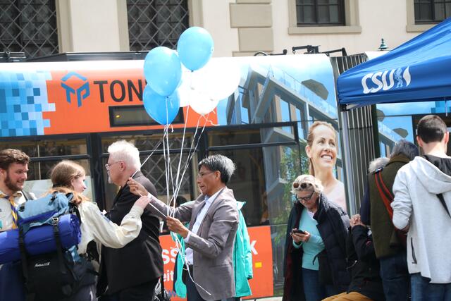 Victor Schmid verteilt Luftballone | Foto: Marianne Stenglein