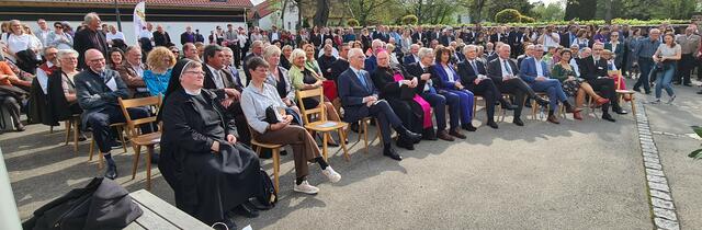 Ehrengäste zur Eröffnungsfeier…