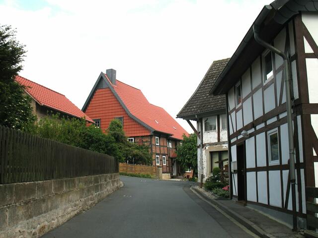 Eingesetzt von Bischof Othwin von Hildesheim, hatte Macco, der Vogt des Ambergaus, um das Jahr 950 seinen Sitz in Upstedt.  