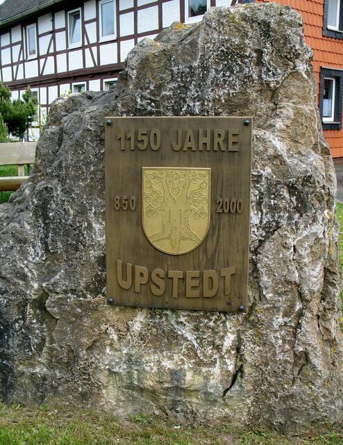 Das Ortswappen zeigt sich mit dem Baum, der das Dorf bekannt gemacht hat, der uralten Linde.