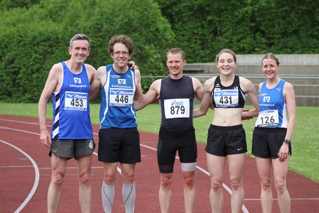 Stolze 5000 Meter Läufer/innen nach vollbrachter Arbeit