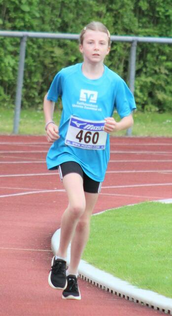 Mya Foag - Siegerin über 800 Meter der Jugend W12 - allein auf weiter Flur