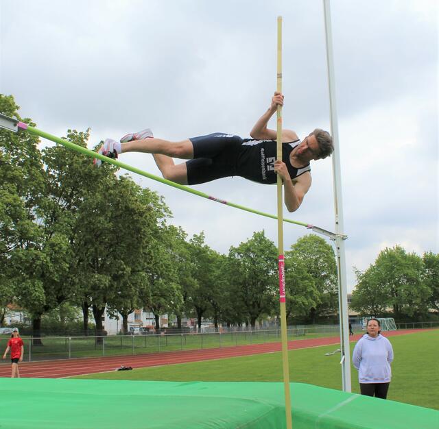 Tobias Steige überquerte beim Stabhochsprung in Gersthofen 2,80 Meter 
