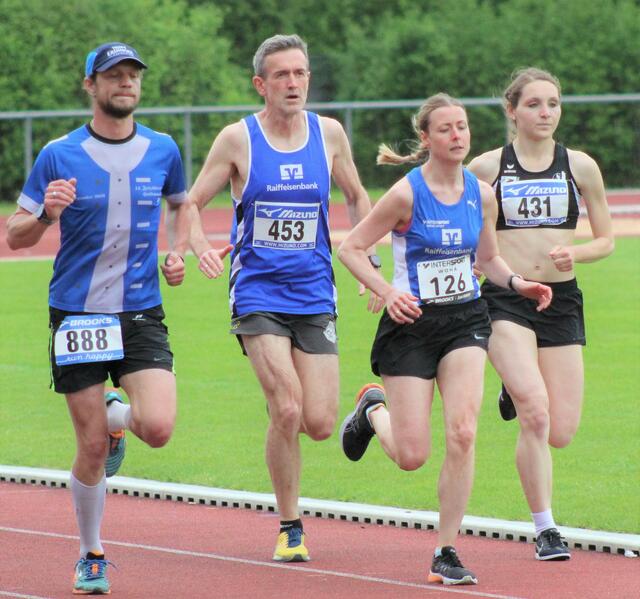 5000 Meter der Männer und Frauen mit Christian Raimann und Anna Knötzinger (Mitte) von der LG Zusam 