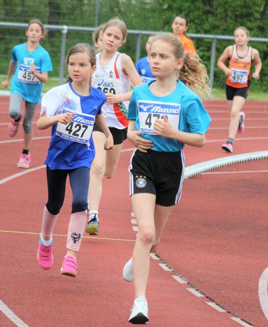 Franziska Mörgenthaler (vorne) gewann den 800 Meter Lauf der jüngsten Schülerinnen