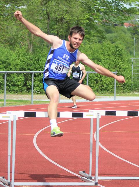 Fabian Munz biegt im 400 Meter Hürdenlauf auf die Zielgerade ein