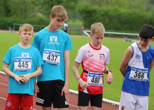 Angespannt warten Linus Klein und Jonathan Carter auf den Startschuss über 800 Meter