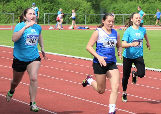 Alexia Funkhänel (links) und Elisa Jungwirth (rechts) im 100 Meter Sprint der weiblichen Jugend U18