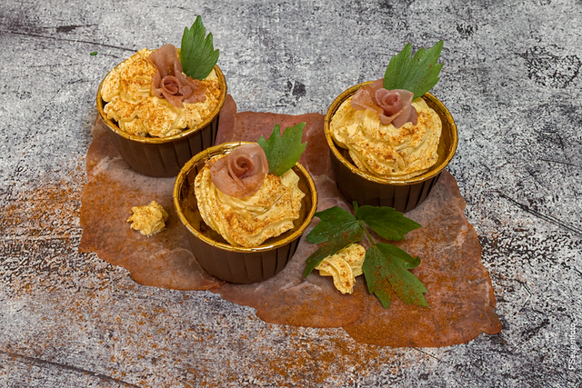 Sabinas Kochstudio - Käse-Kräutermuffins mit rotem Topping und Schinkenröschen | Foto: FSeventfoto