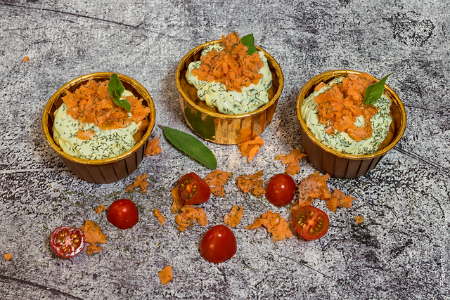 Sabinas Kochstudio - Käse-Kräutermuffins mit grünem Topping und Lachsforelle | Foto: FSeventfoto