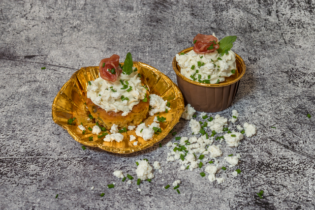 Sabinas Kochstudio - Käse-Kräutermuffins mit weißem Frischkäse-/Kräuter-Topping | Foto: FSeventfoto