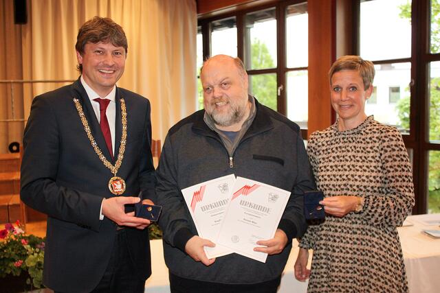 Der Vorsitzende des MC Lech-Schmuttertal Richard Miller (Bildmitte) nahm die Auszeichnungen in Form von goldenen Ehrennadeln und Urkunden für die beiden erfolgreichen Motorsportler Siegfried und Renate Mayr von Michael Higl und Claudia Riemensperger entgegen. | Foto: Peter Heider